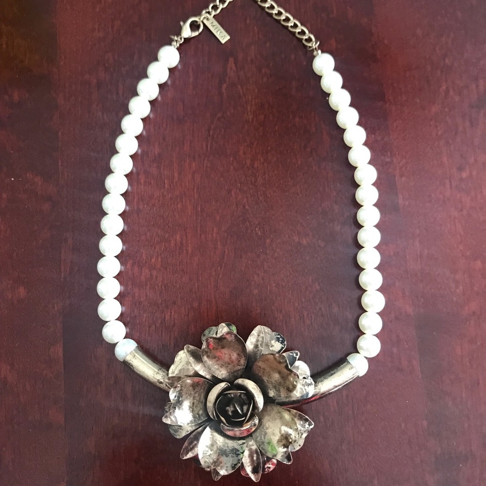 Pearl and gold necklace.
